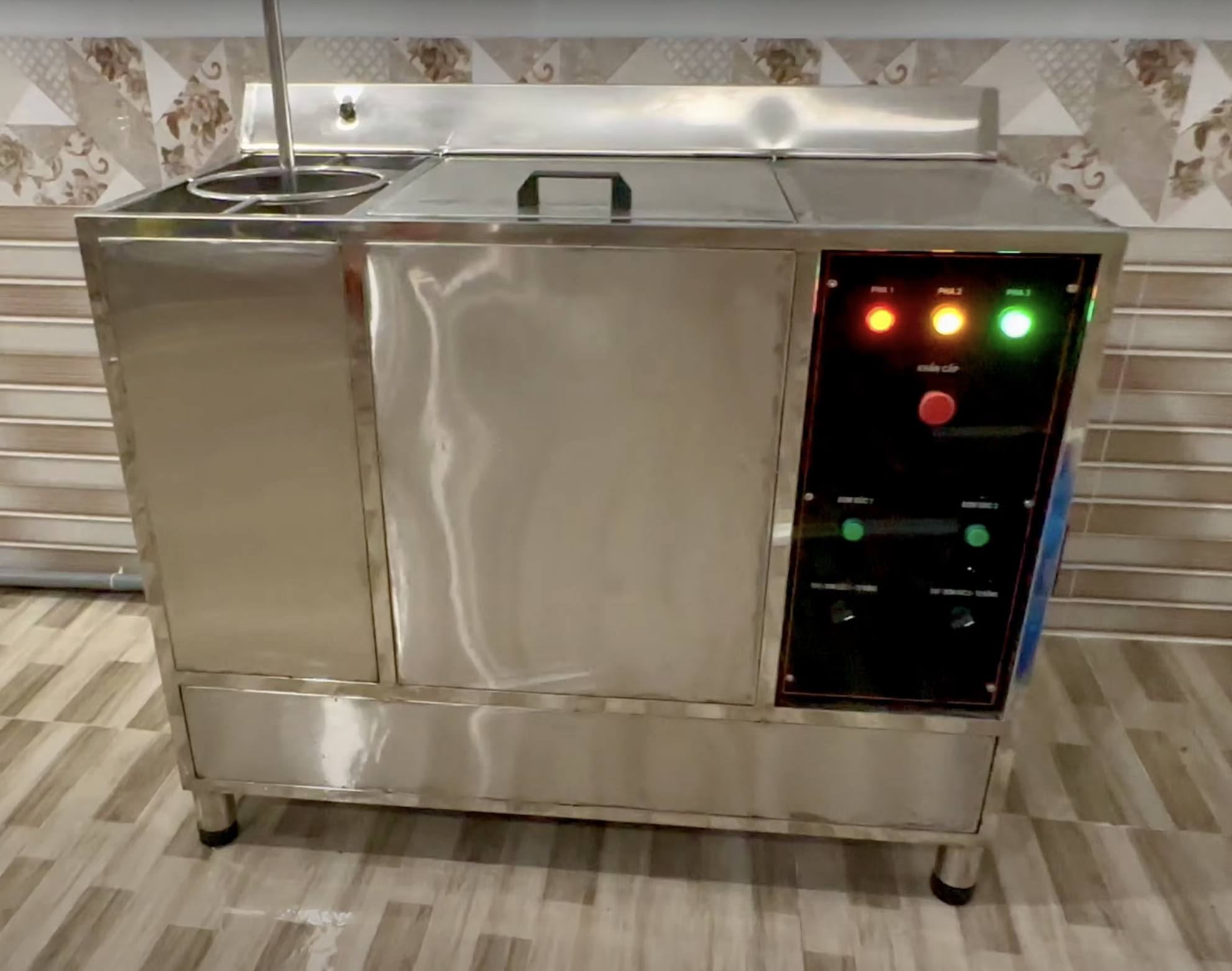 Máy rửa bình tự động