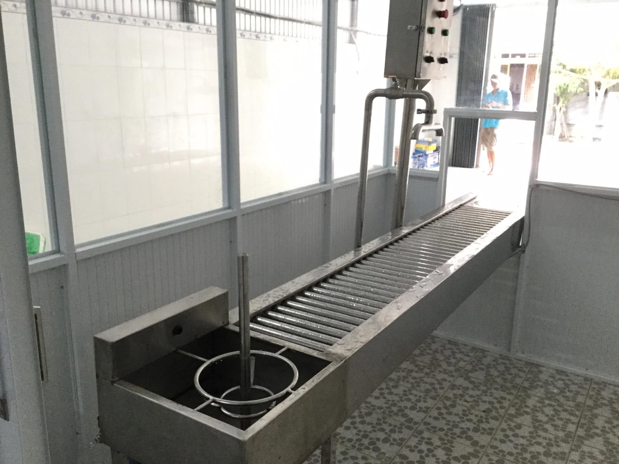 Bàn chiết rót thủ công